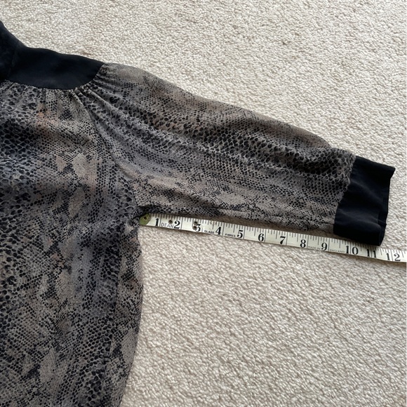 Wilfred Aritzia Snake Skin 100% Silk Blouse size XS - Picture 8 of 8